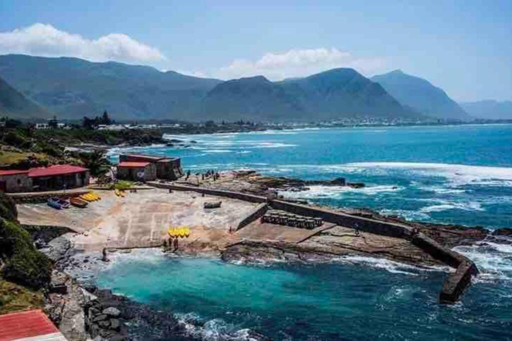 Central Modern Studio Apartment, Hermanus Waterfront ภายนอก รูปภาพ